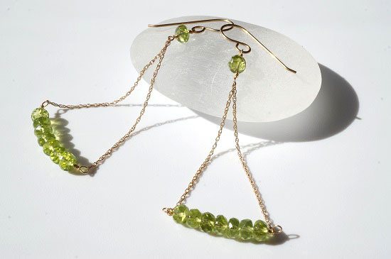peridot・triangle pierced earrings